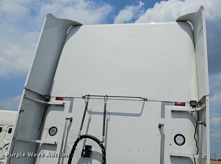 image for item DO2821 1999 Freightliner FLD120  semi truck