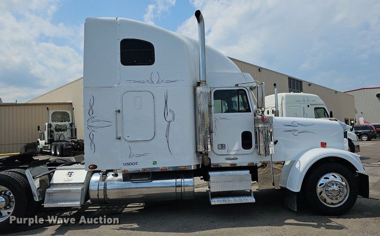 image for item DO2821 1999 Freightliner FLD120  semi truck