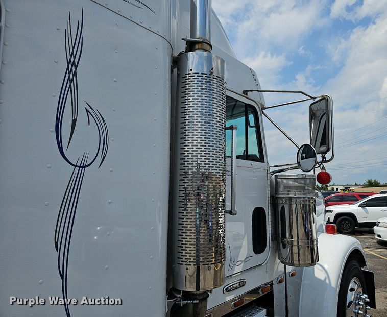 image for item DO2821 1999 Freightliner FLD120  semi truck