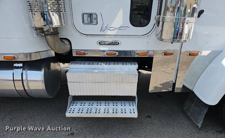 image for item DO2821 1999 Freightliner FLD120  semi truck