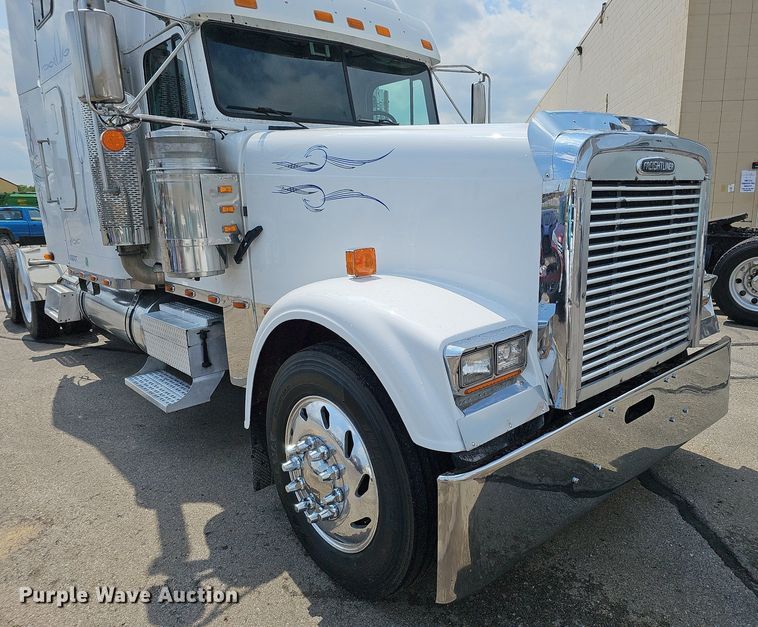 image for item DO2821 1999 Freightliner FLD120  semi truck
