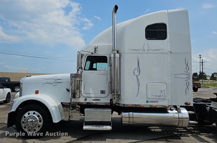 image for item DO2821 1999 Freightliner FLD120  semi truck