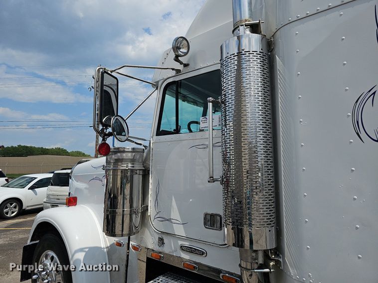 image for item DO2821 1999 Freightliner FLD120  semi truck