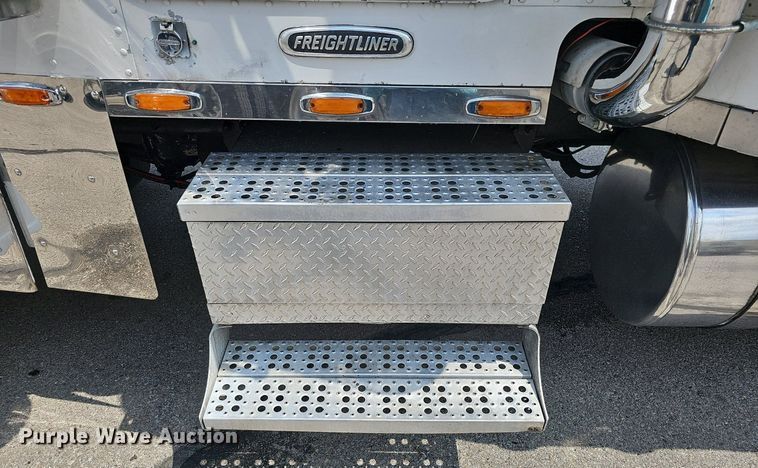 image for item DO2821 1999 Freightliner FLD120  semi truck