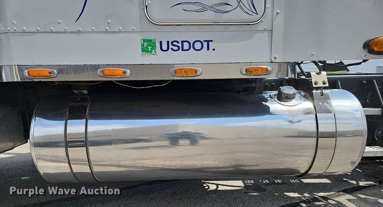 image for item DO2821 1999 Freightliner FLD120  semi truck