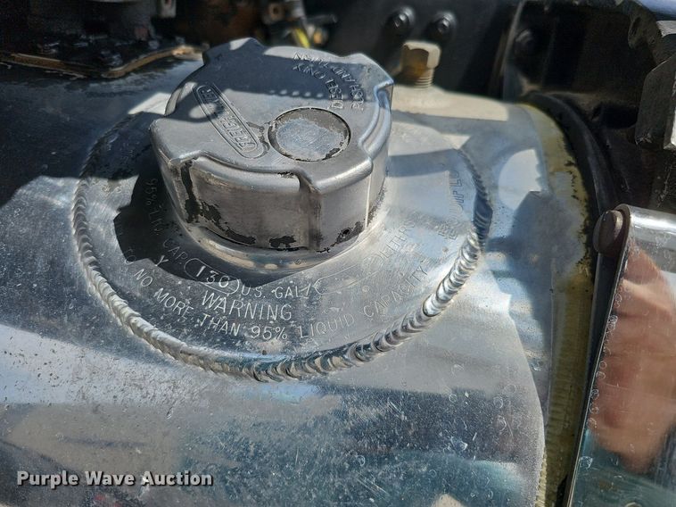 image for item DO2821 1999 Freightliner FLD120  semi truck