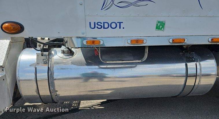 image for item DO2821 1999 Freightliner FLD120  semi truck