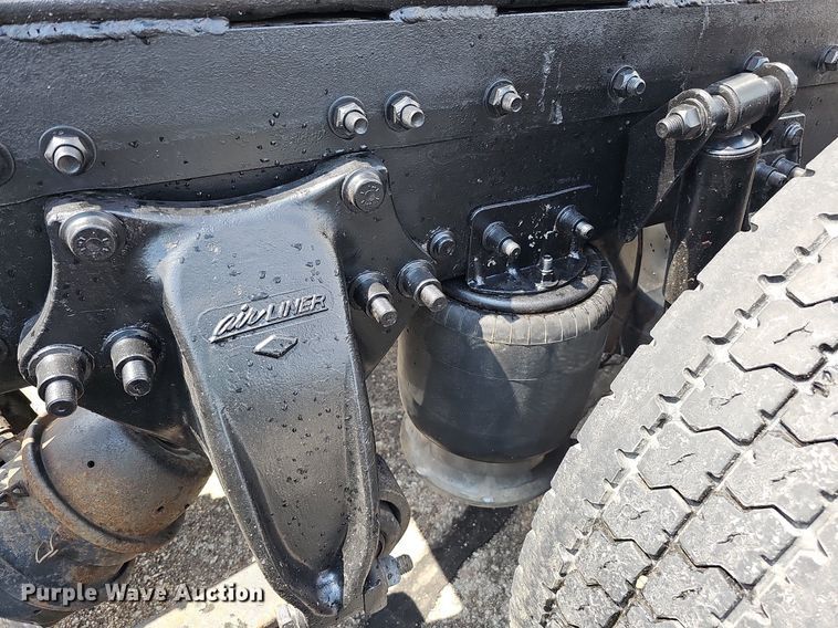 image for item DO2821 1999 Freightliner FLD120  semi truck