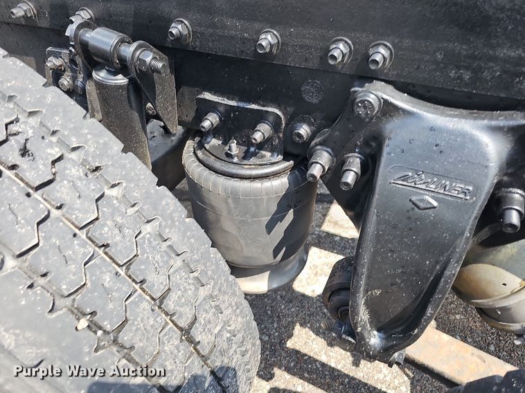 image for item DO2821 1999 Freightliner FLD120  semi truck