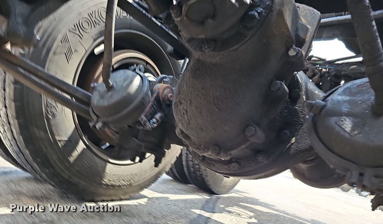 image for item DO2821 1999 Freightliner FLD120  semi truck