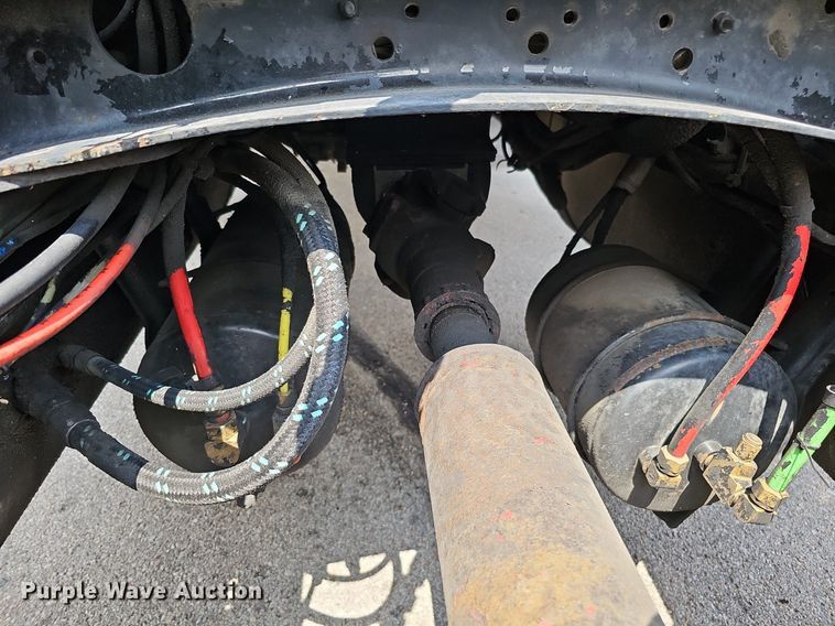 image for item DO2821 1999 Freightliner FLD120  semi truck