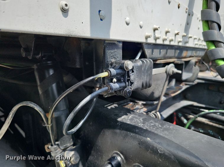 image for item DO2821 1999 Freightliner FLD120  semi truck