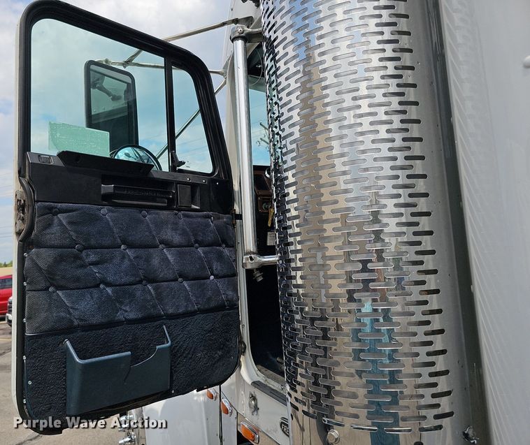 image for item DO2821 1999 Freightliner FLD120  semi truck