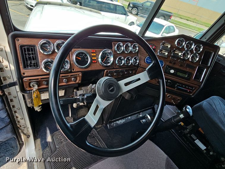 image for item DO2821 1999 Freightliner FLD120  semi truck