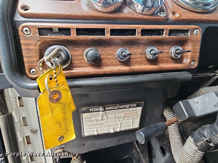 image for item DO2821 1999 Freightliner FLD120  semi truck