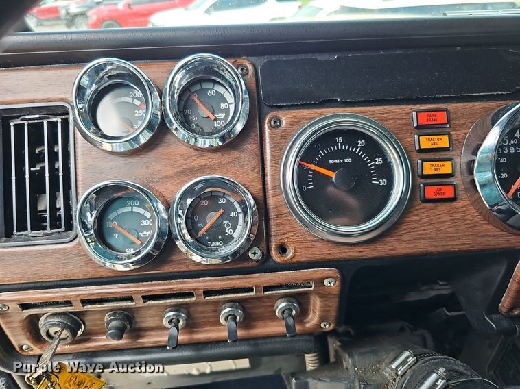 image for item DO2821 1999 Freightliner FLD120  semi truck