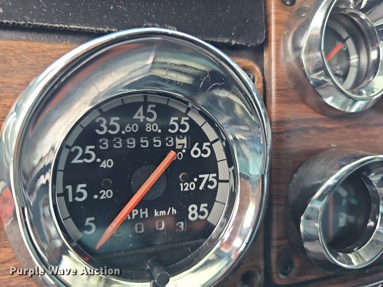 image for item DO2821 1999 Freightliner FLD120  semi truck