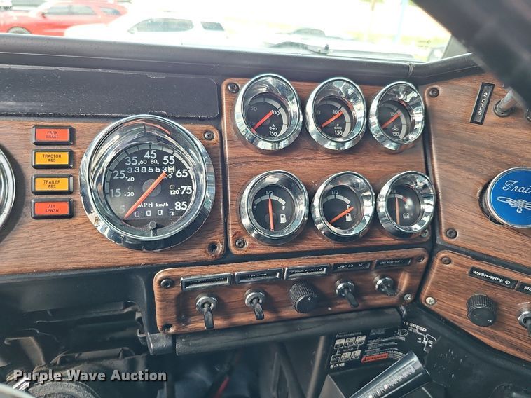 image for item DO2821 1999 Freightliner FLD120  semi truck