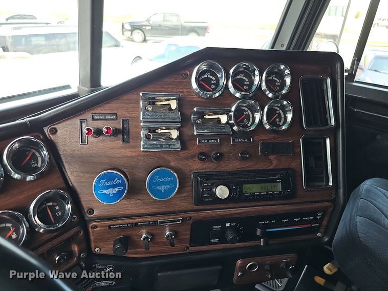 image for item DO2821 1999 Freightliner FLD120  semi truck