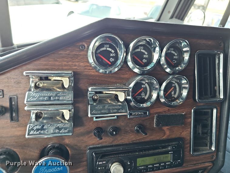 image for item DO2821 1999 Freightliner FLD120  semi truck