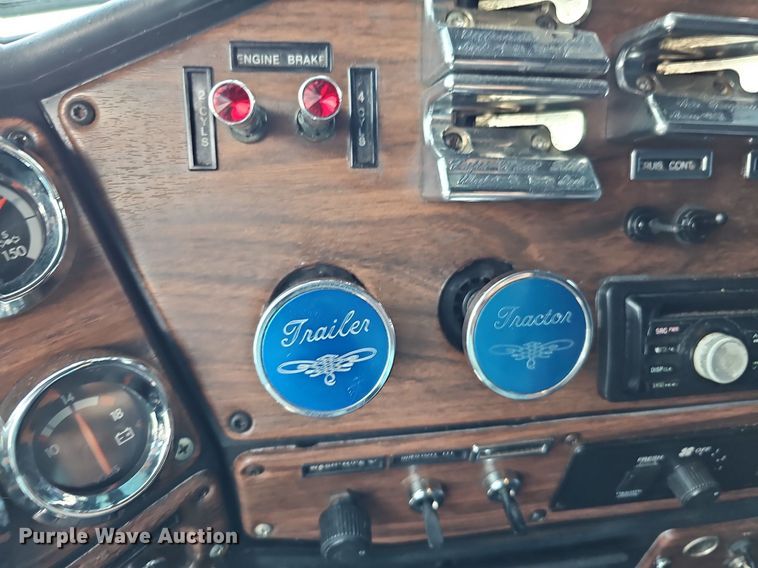 image for item DO2821 1999 Freightliner FLD120  semi truck