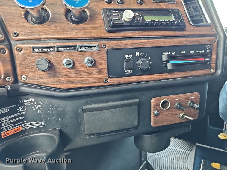 image for item DO2821 1999 Freightliner FLD120  semi truck