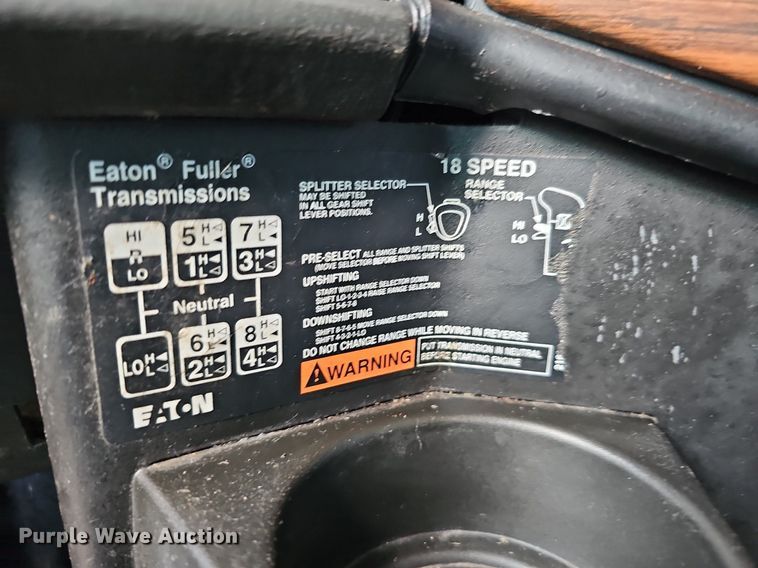 image for item DO2821 1999 Freightliner FLD120  semi truck