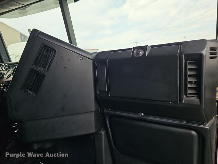 image for item DO2821 1999 Freightliner FLD120  semi truck