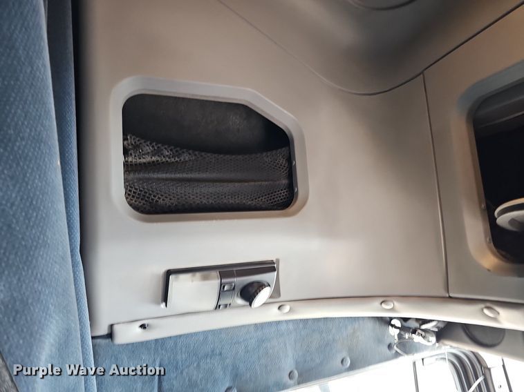 image for item DO2821 1999 Freightliner FLD120  semi truck