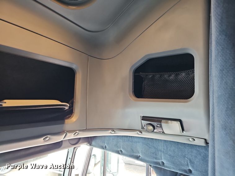 image for item DO2821 1999 Freightliner FLD120  semi truck