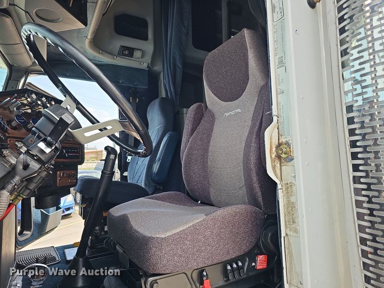 image for item DO2821 1999 Freightliner FLD120  semi truck