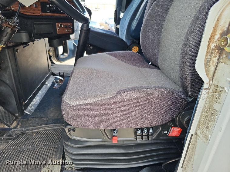 image for item DO2821 1999 Freightliner FLD120  semi truck