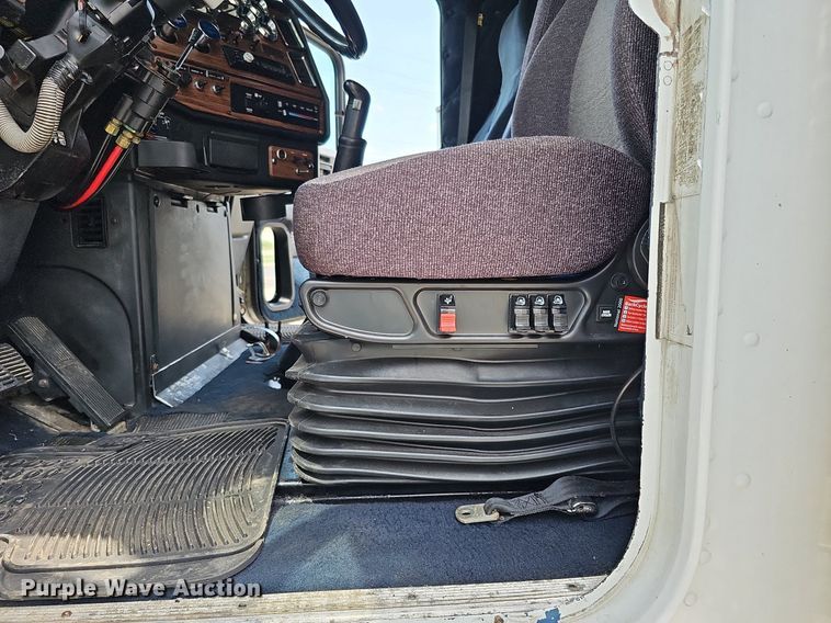 image for item DO2821 1999 Freightliner FLD120  semi truck