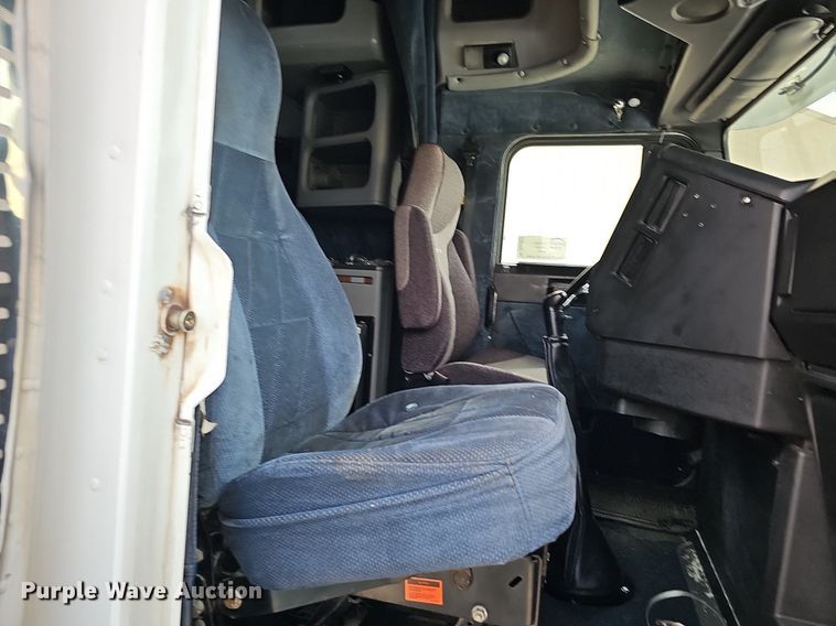 image for item DO2821 1999 Freightliner FLD120  semi truck