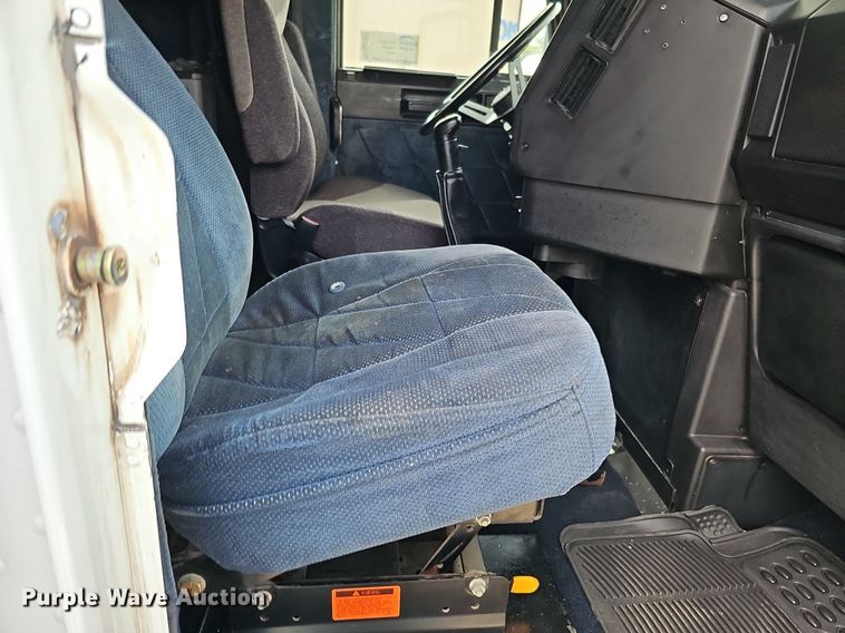 image for item DO2821 1999 Freightliner FLD120  semi truck