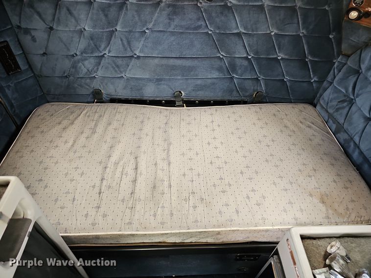 image for item DO2821 1999 Freightliner FLD120  semi truck