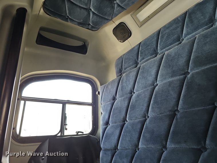 image for item DO2821 1999 Freightliner FLD120  semi truck