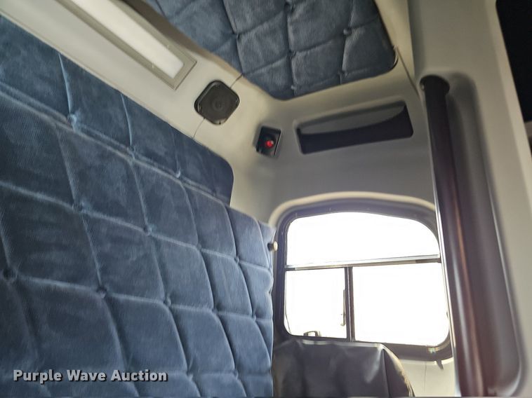 image for item DO2821 1999 Freightliner FLD120  semi truck