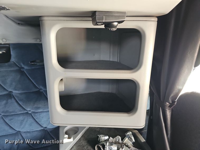 image for item DO2821 1999 Freightliner FLD120  semi truck