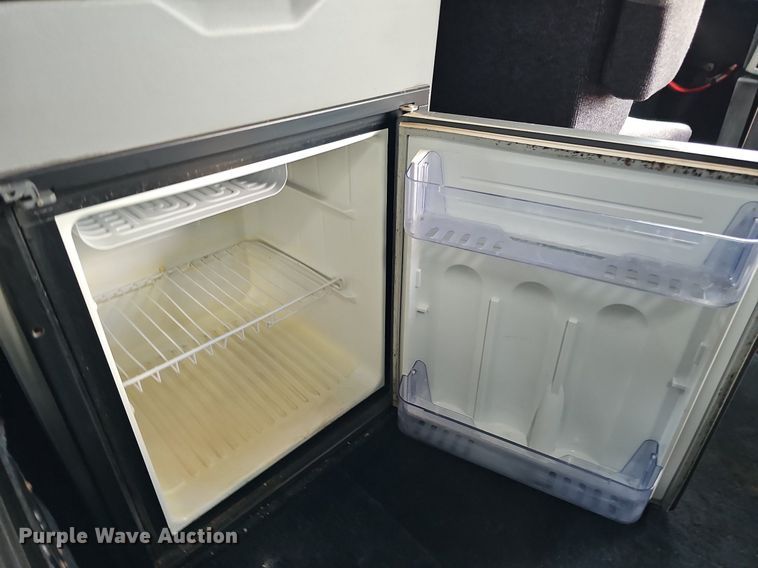 image for item DO2821 1999 Freightliner FLD120  semi truck