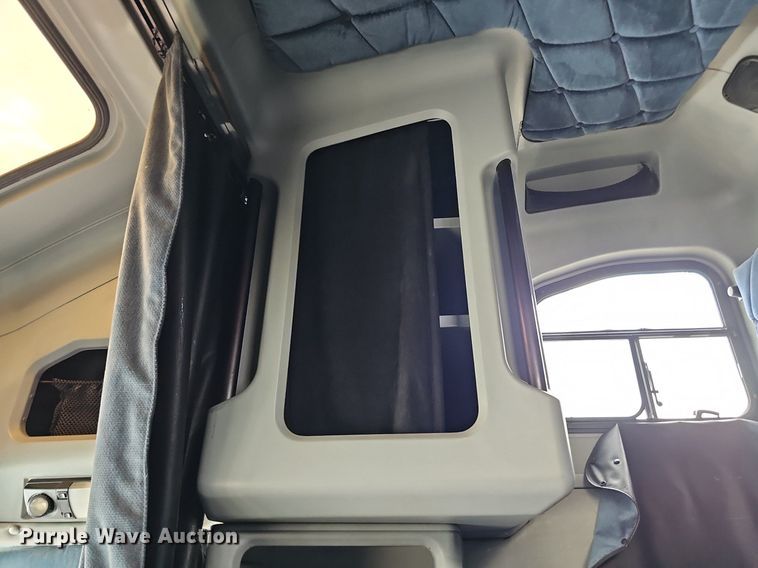 image for item DO2821 1999 Freightliner FLD120  semi truck