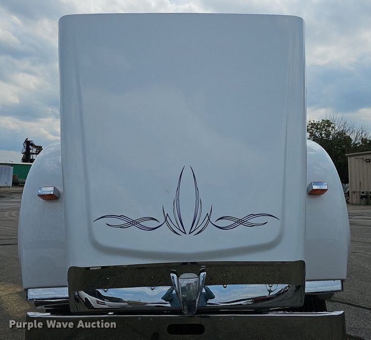 image for item DO2821 1999 Freightliner FLD120  semi truck