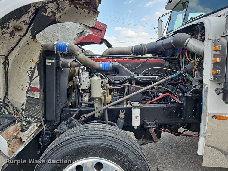 image for item DO2821 1999 Freightliner FLD120  semi truck