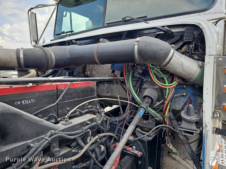 image for item DO2821 1999 Freightliner FLD120  semi truck