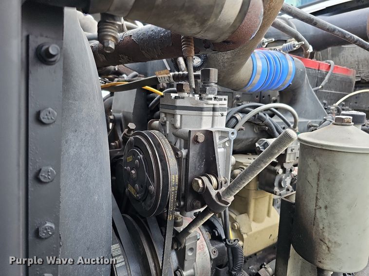 image for item DO2821 1999 Freightliner FLD120  semi truck