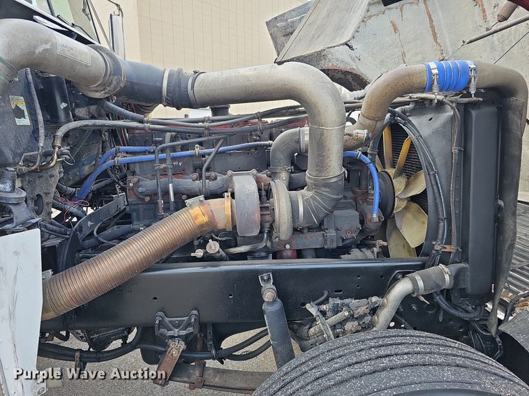 image for item DO2821 1999 Freightliner FLD120  semi truck