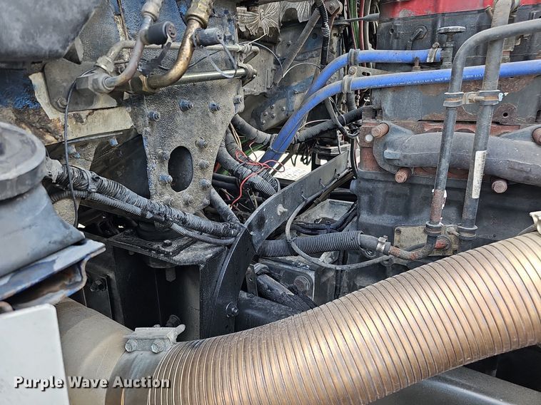 image for item DO2821 1999 Freightliner FLD120  semi truck