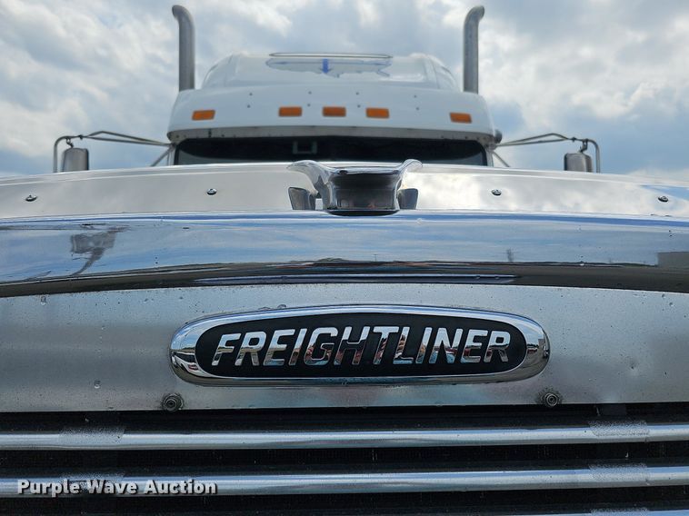 image for item DO2821 1999 Freightliner FLD120  semi truck