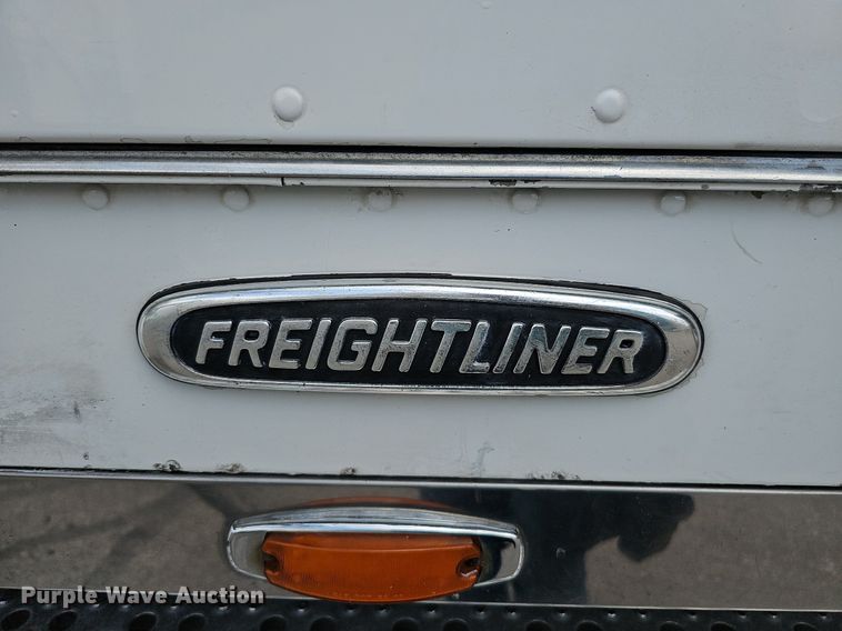 image for item DO2821 1999 Freightliner FLD120  semi truck