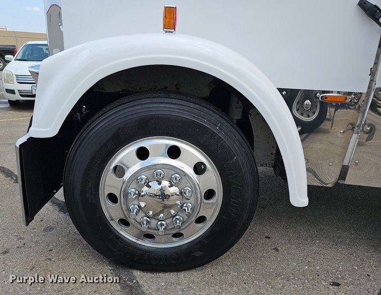 image for item DO2821 1999 Freightliner FLD120  semi truck